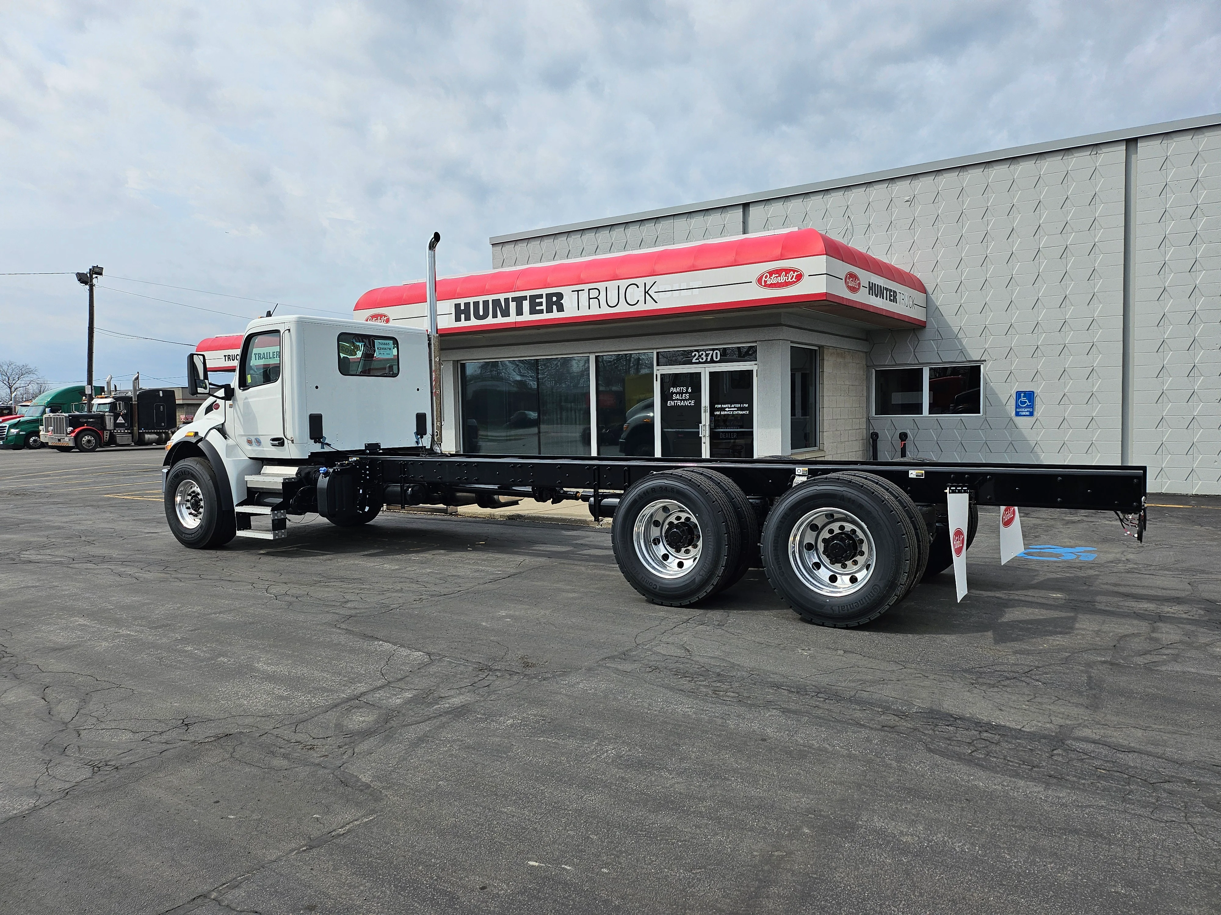 2025 Peterbilt 548 - image 3