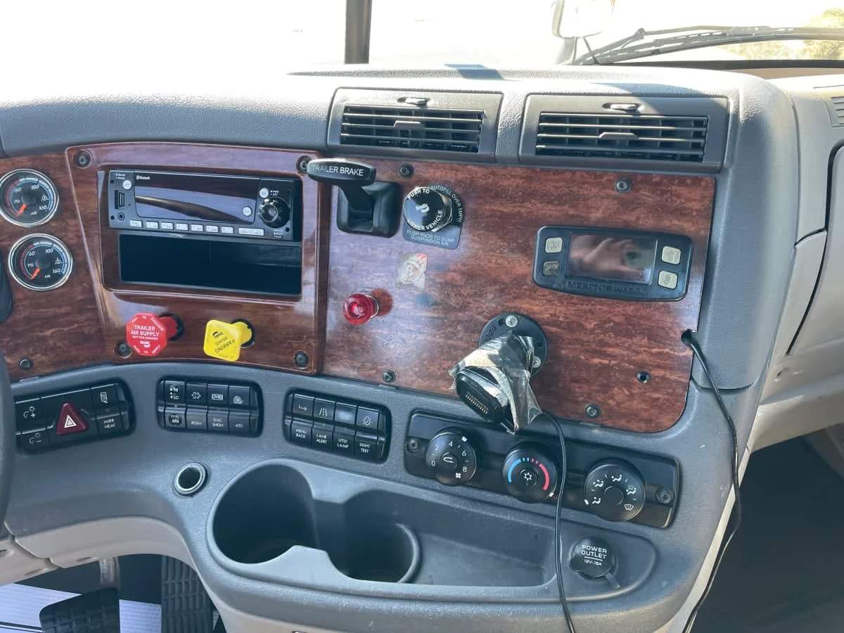 2018 Freightliner Cascadia - image 10