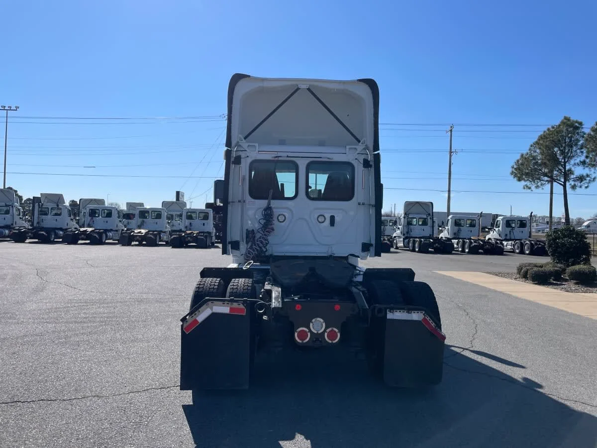 2018 Freightliner Cascadia - image 5