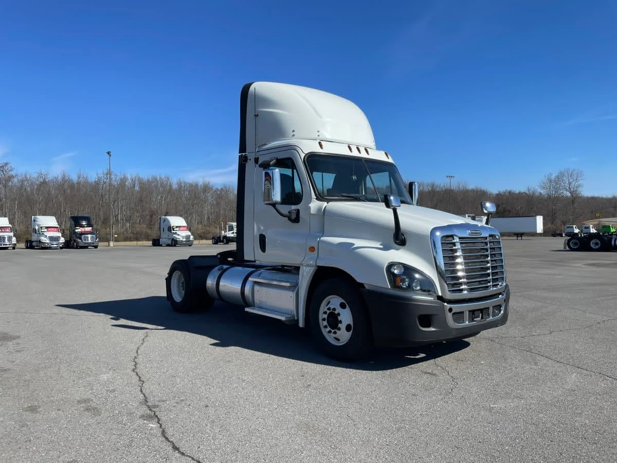 2018 Freightliner Cascadia - image 3