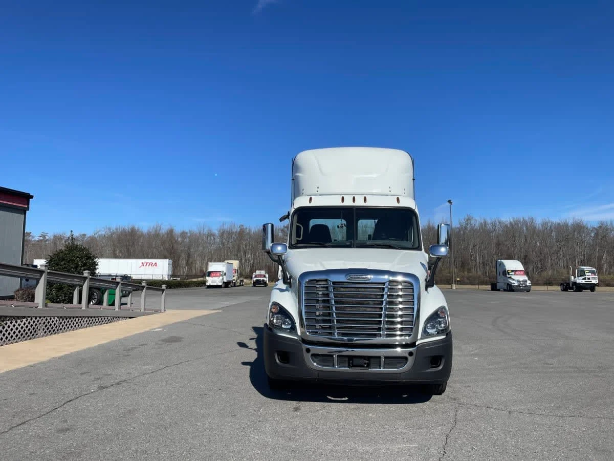 2018 Freightliner Cascadia - image 2