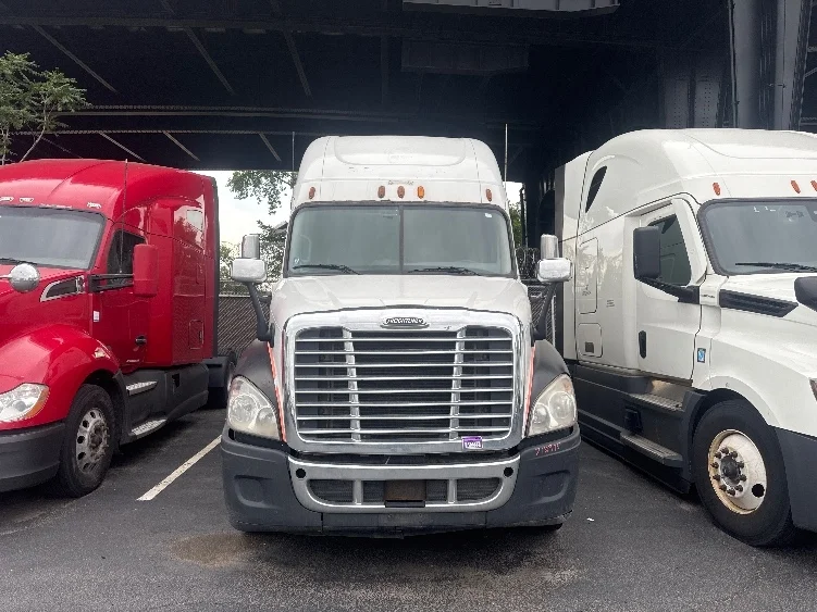 2011 Freightliner Cascadia in North Bergen, NJ — photo 2