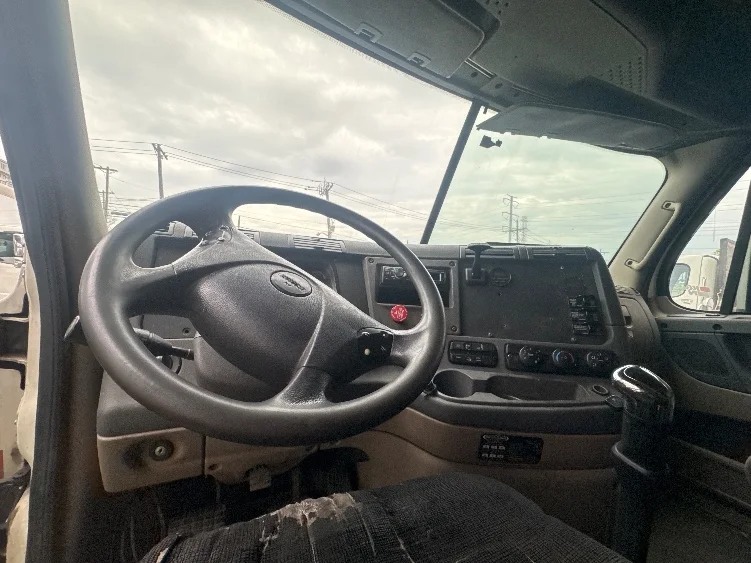 2011 Freightliner Cascadia in North Bergen, NJ — photo 9