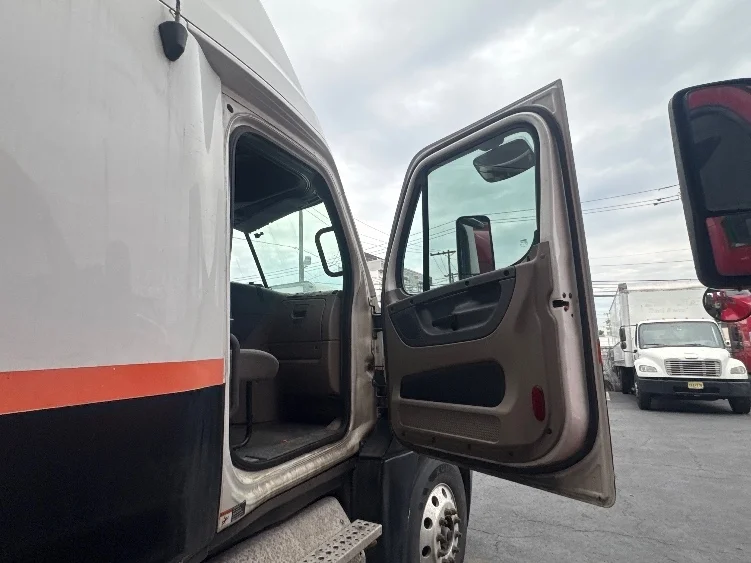 2011 Freightliner Cascadia in North Bergen, NJ — photo 10