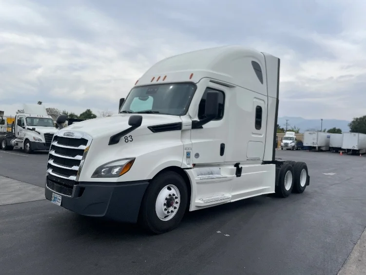 2023 Freightliner Cascadia - image 3