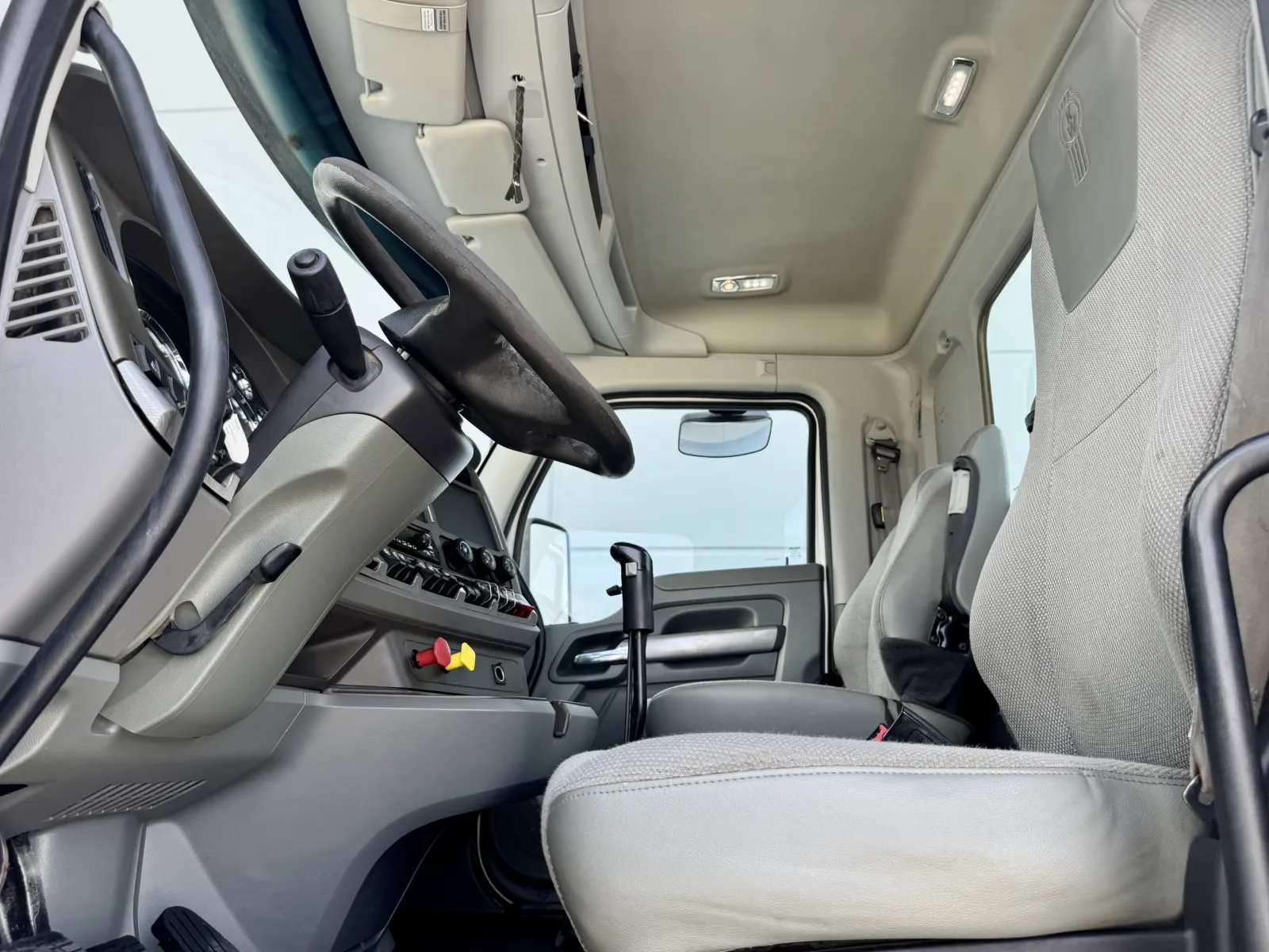 2015 Kenworth T880 - image 14