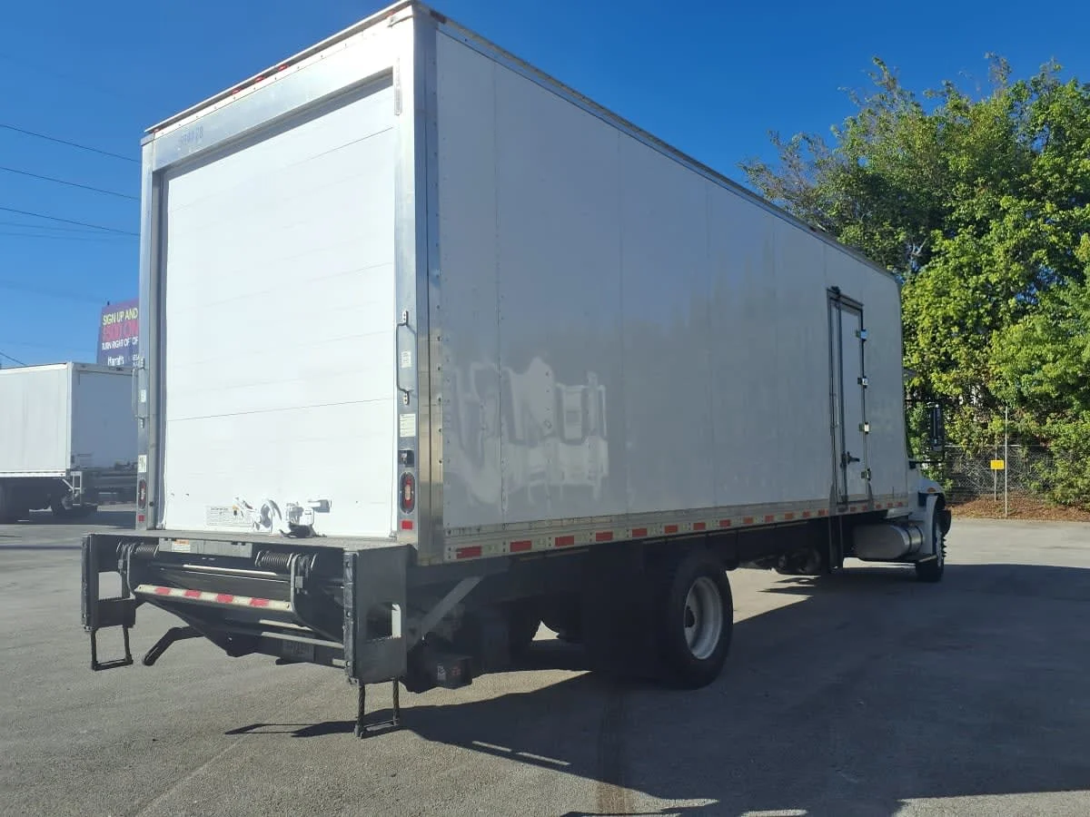 2018 International 4300 - image 4