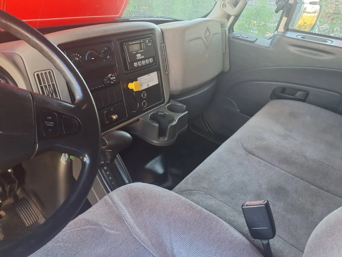 2018 International 4300 - image 8