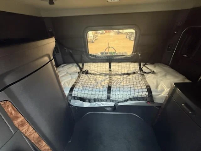 2027 Peterbilt 589 - image 10