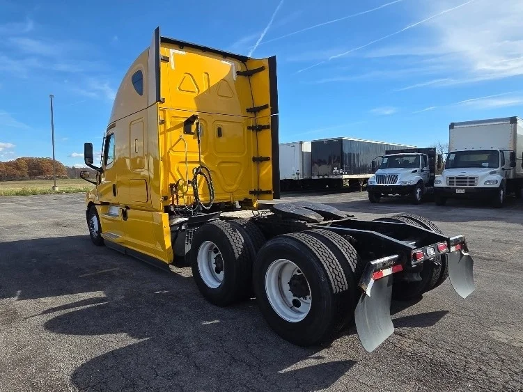 2022 Freightliner Cascadia - image 5