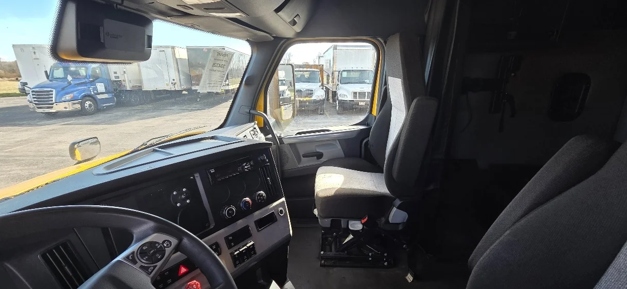 2022 Freightliner Cascadia - image 10