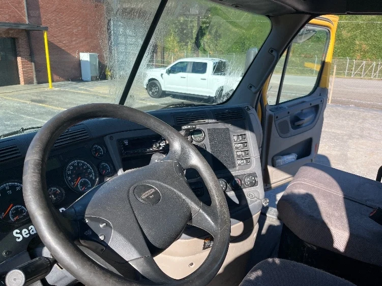 2019 Freightliner Cascadia in Martinsville, VA — photo 10
