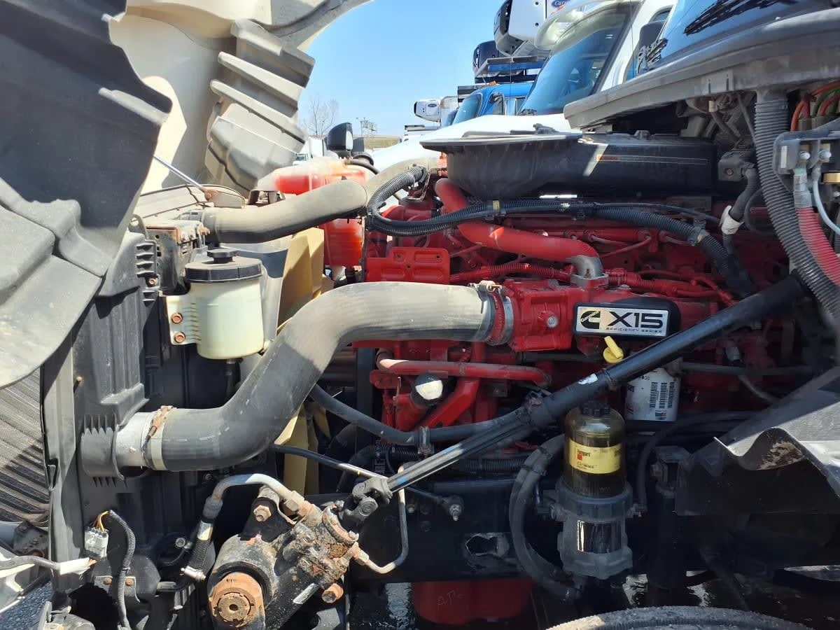 2018 International LT - image 9