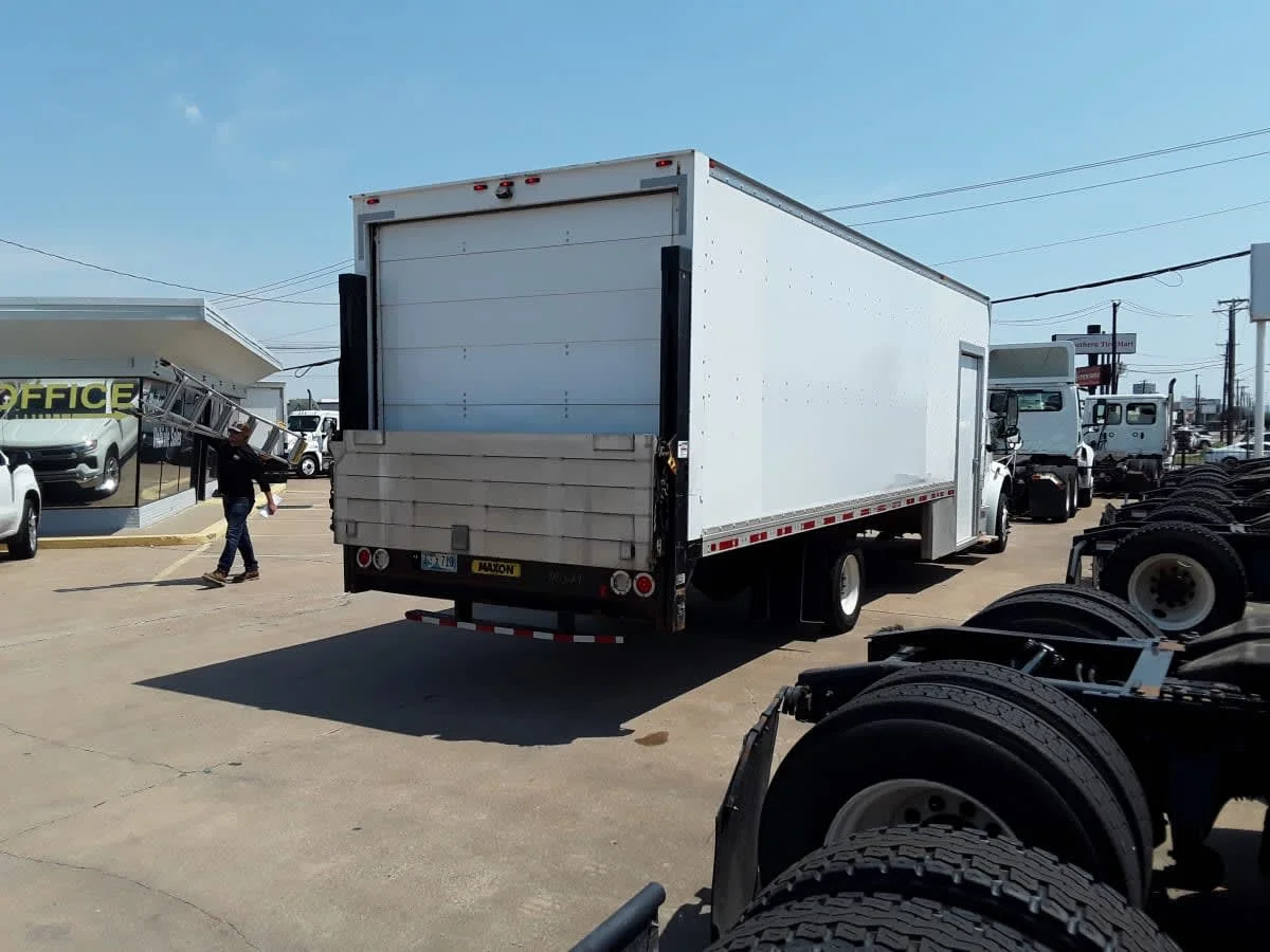 2019 Freightliner M2 106 - image 4