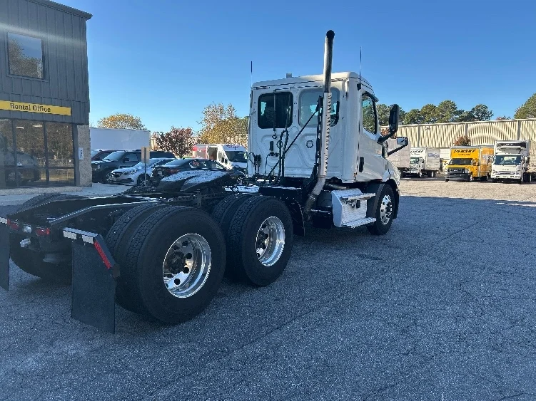 2020 Freightliner Cascadia in Prince George, VA — photo 7