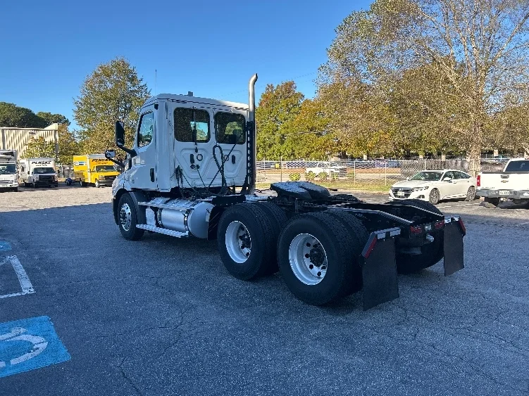 2020 Freightliner Cascadia in Prince George, VA — photo 5