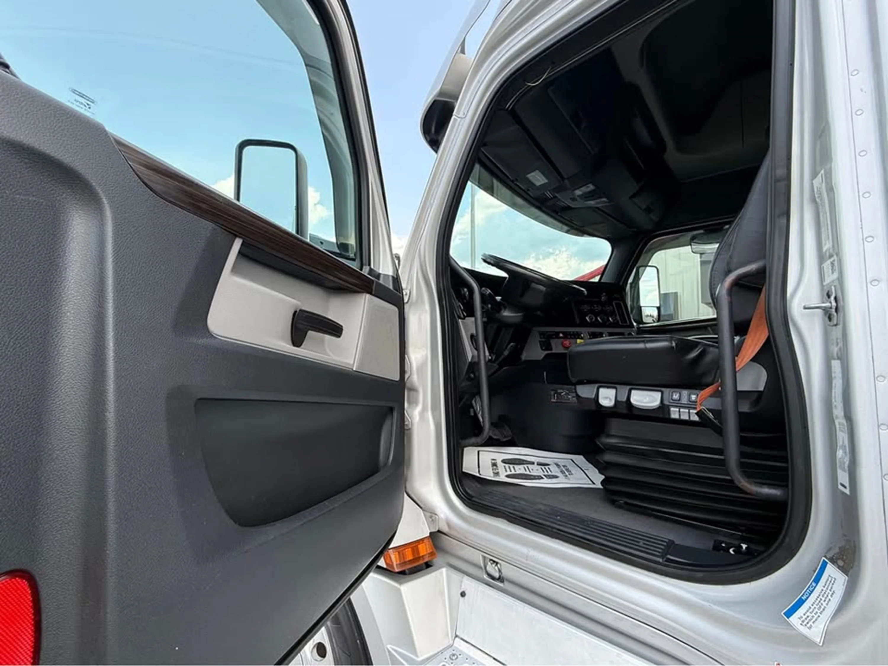 2020 Freightliner Cascadia in Franklin, KY — photo 6