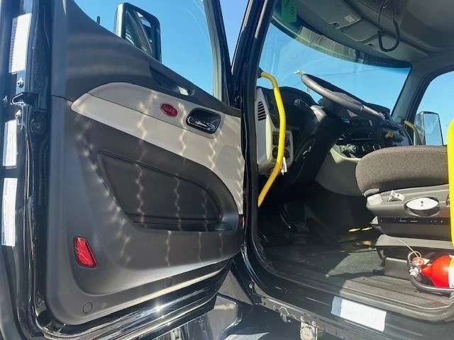 2027 Peterbilt 567 - image 8