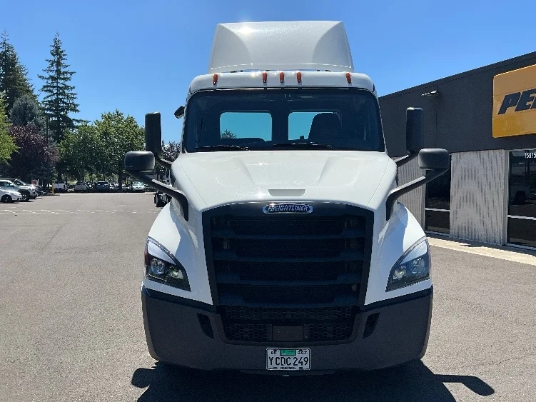 2020 Freightliner Cascadia in Portland, OR — photo 2