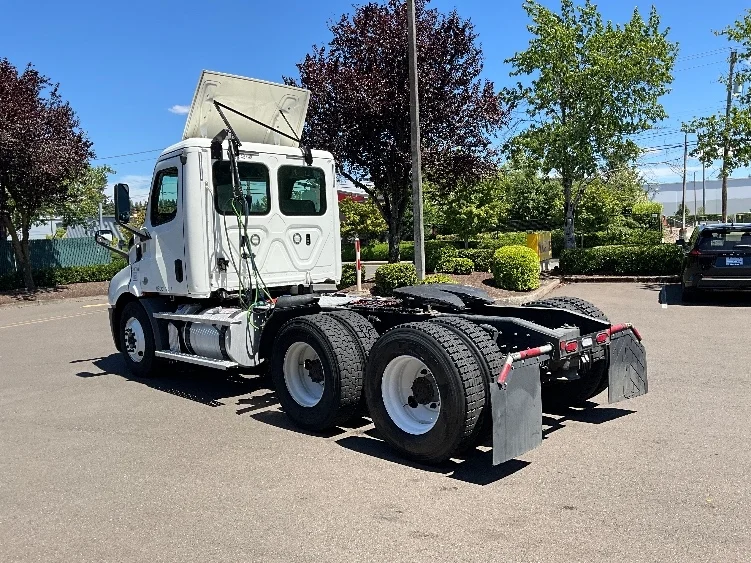 2020 Freightliner Cascadia in Portland, OR — photo 5