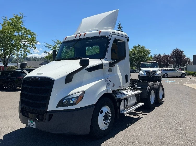 2020 Freightliner Cascadia in Portland, OR — photo 3