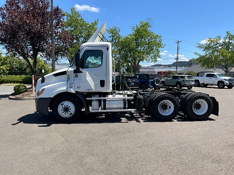 2020 Freightliner Cascadia in Portland, OR — photo 4