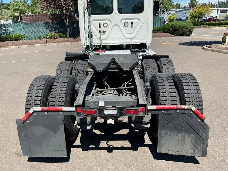 2020 Freightliner Cascadia in Portland, OR — photo 6