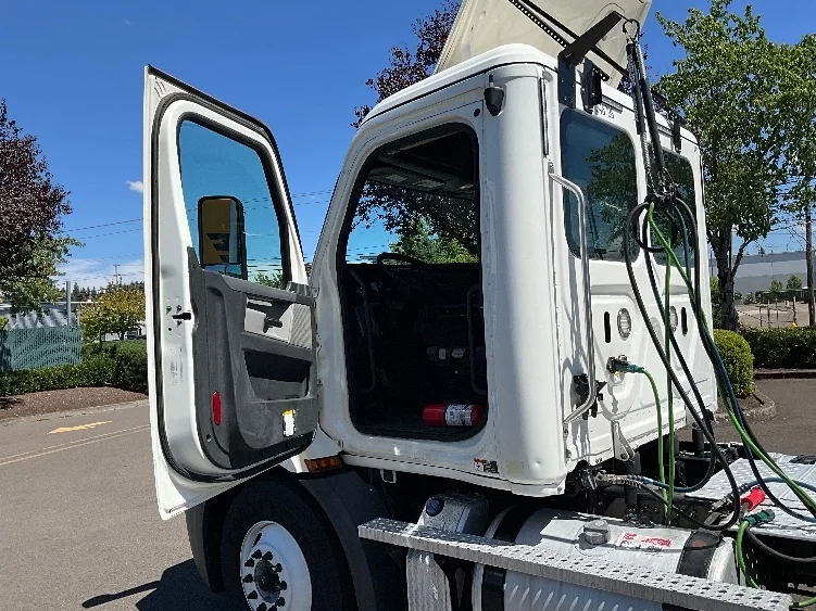 2020 Freightliner Cascadia in Portland, OR — photo 9