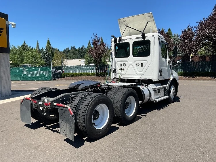 2020 Freightliner Cascadia in Portland, OR — photo 7