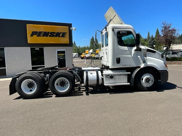 2020 Freightliner Cascadia in Portland, OR — photo 8