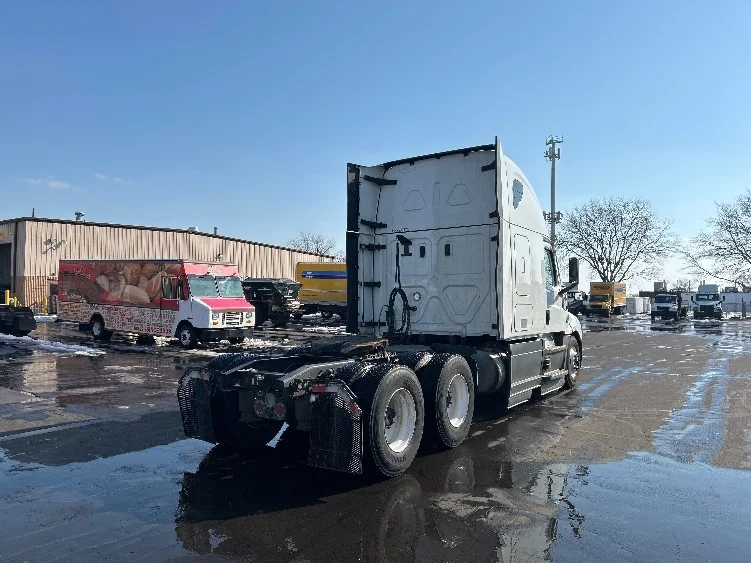 2023 Freightliner Cascadia in Indianapolis, IN — photo 7