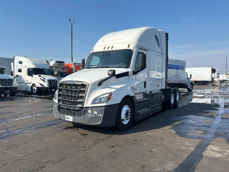 2023 Freightliner Cascadia in Indianapolis, IN — photo 3