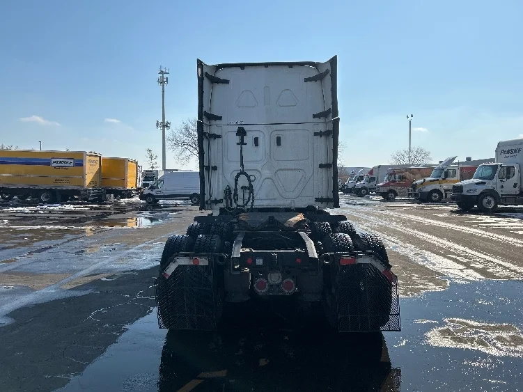 2023 Freightliner Cascadia in Indianapolis, IN — photo 6