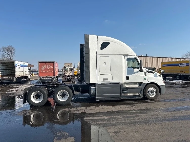 2023 Freightliner Cascadia in Indianapolis, IN — photo 8