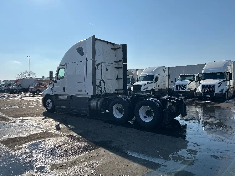 2023 Freightliner Cascadia in Indianapolis, IN — photo 5