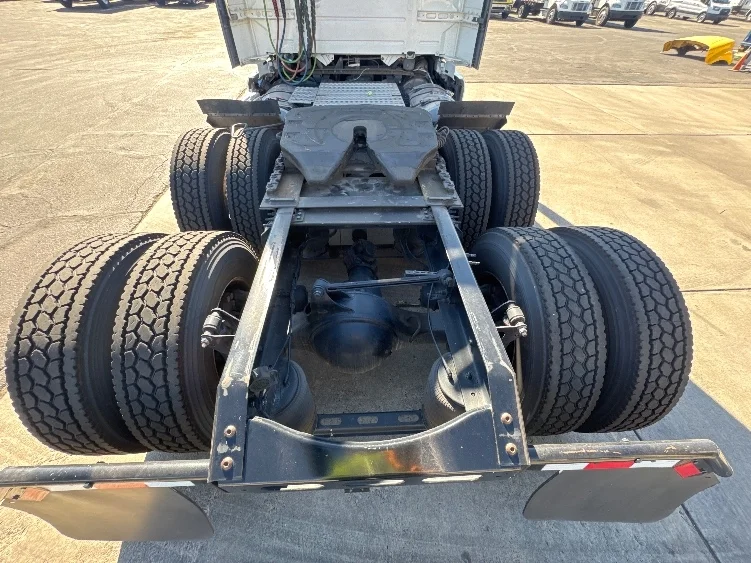 2019 Volvo VNL 300 - image 6