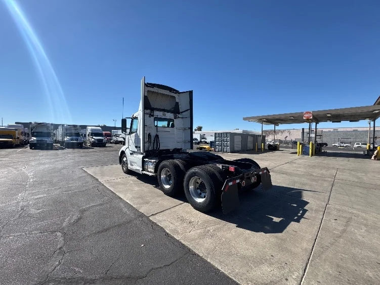 2019 Volvo VNL 300 - image 5