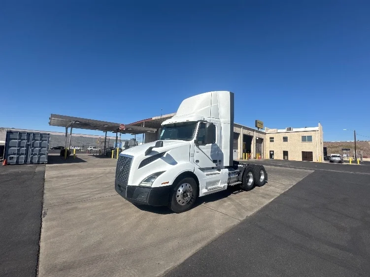 2019 Volvo VNL 300 - image 3