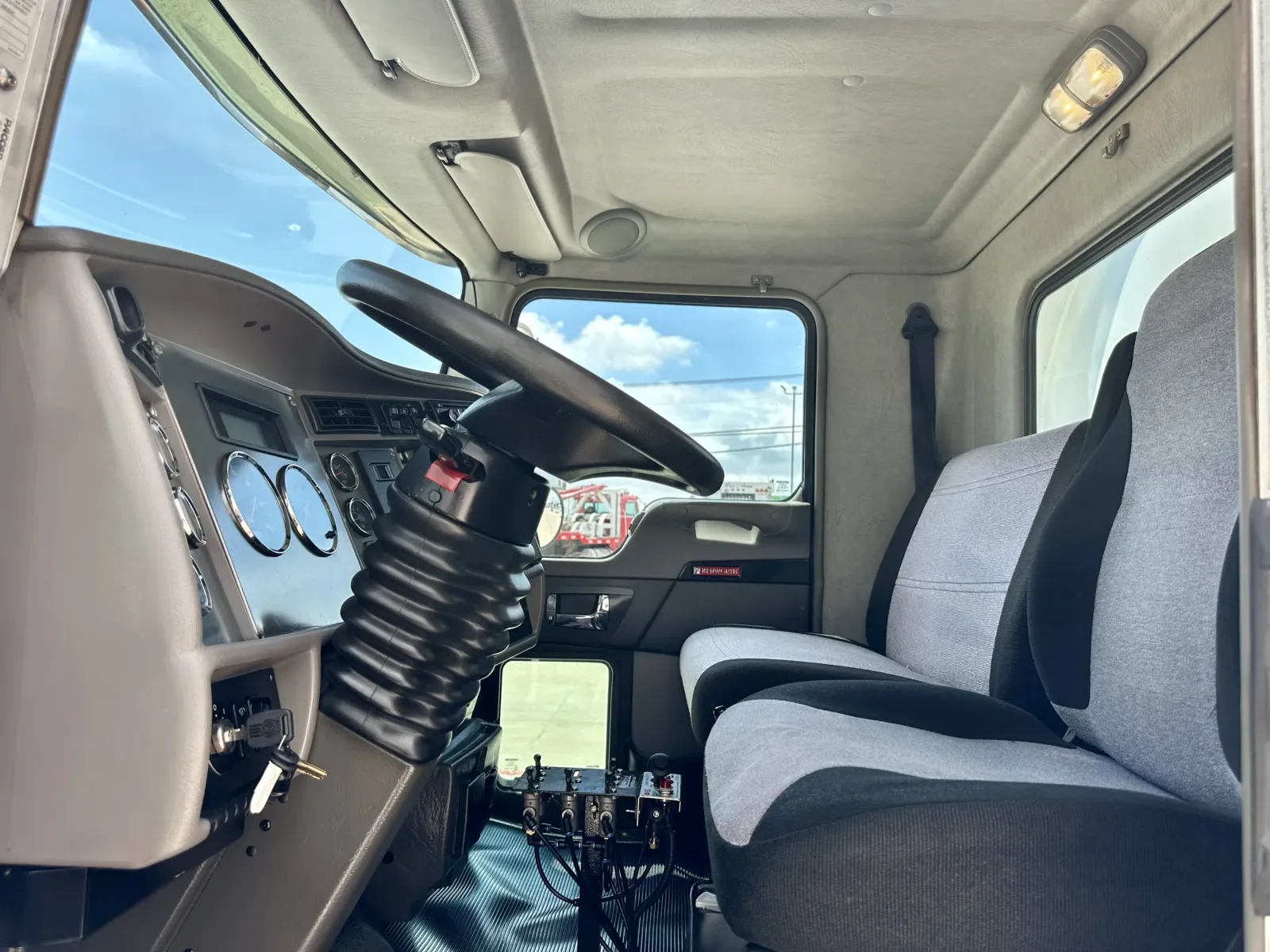 2013 Kenworth T270 in Hutchins, TX — photo 14