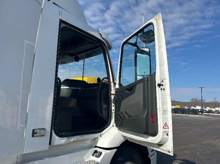 2021 Volvo VNR 640 - image 10