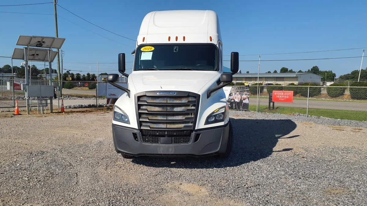 2019 Freightliner Cascadia in Birmingham, AL — photo 2