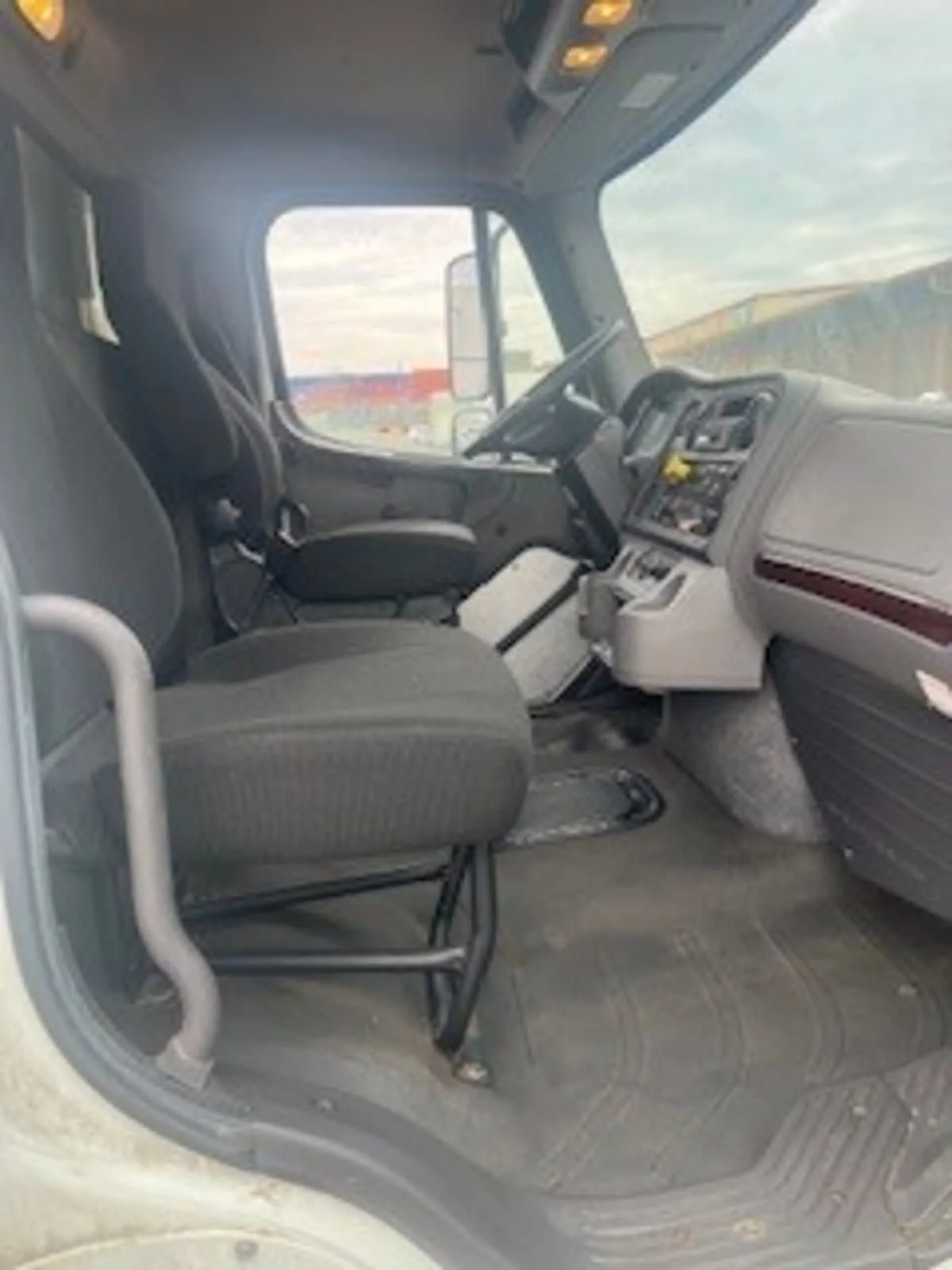 2020 Freightliner M2 106 - image 13