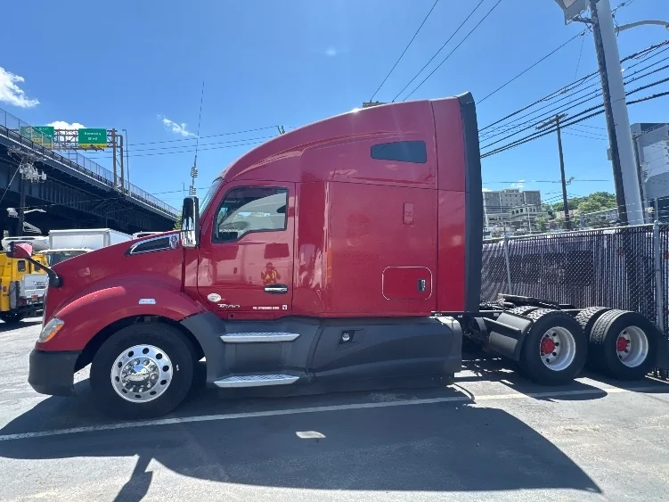 2017 Kenworth T680 in North Bergen, NJ — photo 4