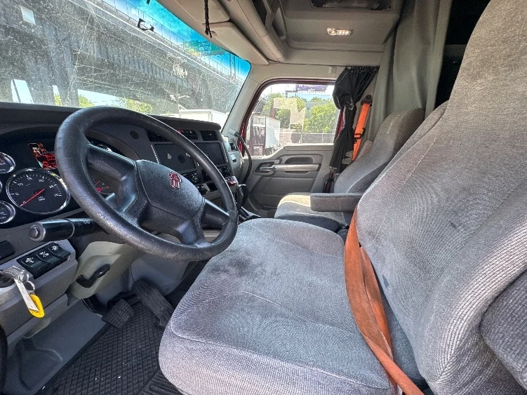 2017 Kenworth T680 in North Bergen, NJ — photo 10