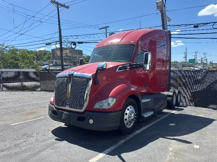 2017 Kenworth T680 in North Bergen, NJ — photo 3
