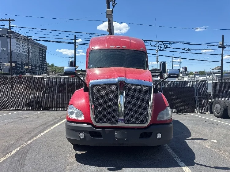 2017 Kenworth T680 in North Bergen, NJ — photo 2