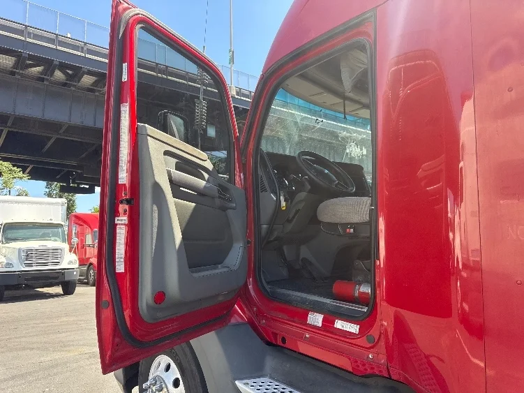 2017 Kenworth T680 in North Bergen, NJ — photo 9