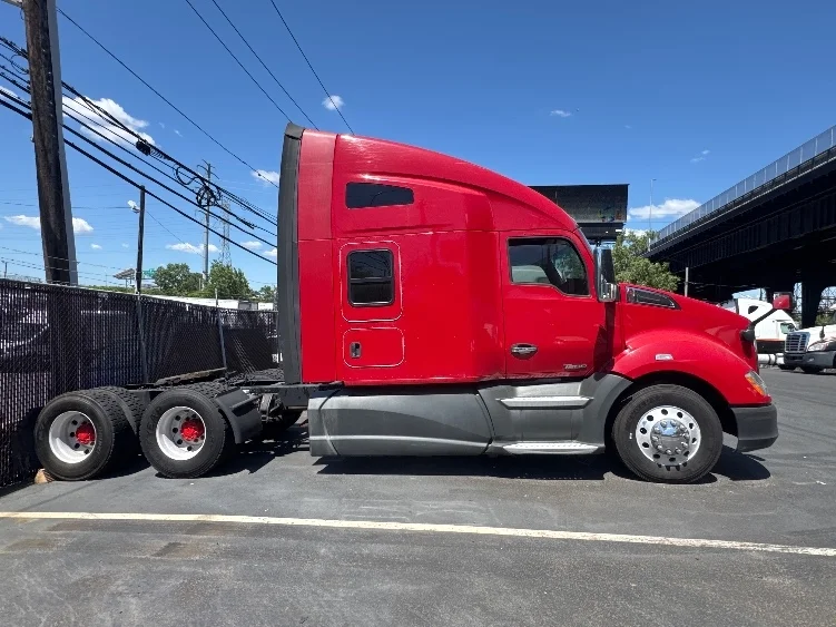 2017 Kenworth T680 in North Bergen, NJ — photo 8