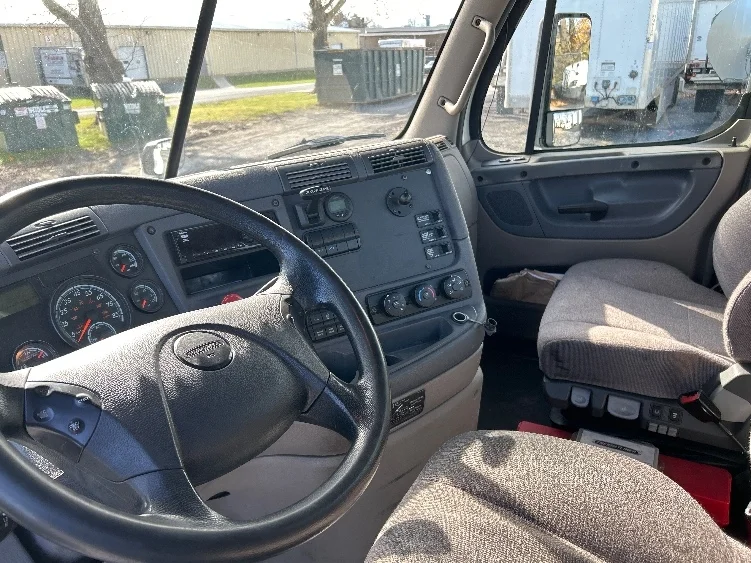 2019 Freightliner Cascadia in Cleona, PA — photo 10