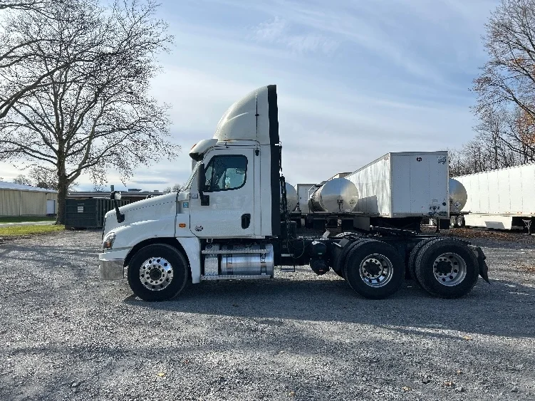 2019 Freightliner Cascadia in Cleona, PA — photo 4